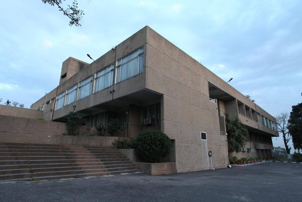 Hotel Jammu Ashok Buitenkant foto